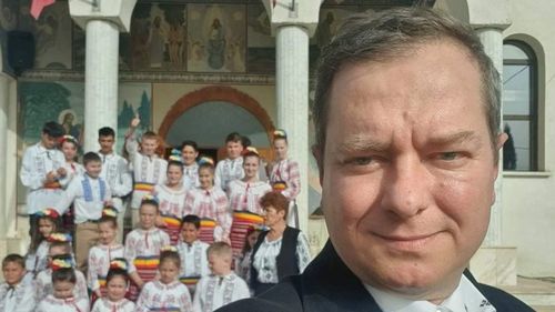 UPDATE Mihai Tîrnoveanu, un ultranaționalist cu discurs antimaghiar, în fruntea protestatarilor care au întrerupt discursul lui Viktor Orban, la Băile Tușnad/ ”Transilvania, pământ românesc”, afișat pe un banner uriaș/ Tîrnoveanu a incitat populația împotriva maghiarilor din Valea Uzului (video)