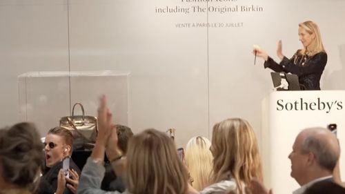 O geantă Birkin care i-a aparţinut lui Jane Birkin, vândută pentru 2,5 milioane euro la o licitație în Abu Dhabi