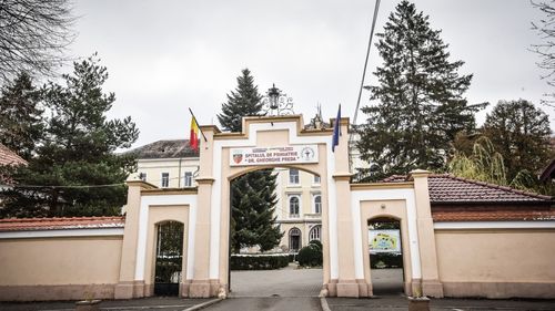 Consiliul Județean Sibiu angajează avocați pentru Spitalul de Psihiatrie / Instituția a fost dată în judecată de un infirmier acuzat că a violat 3 femei / Acesta cere daune morale de 100 de mii de euro