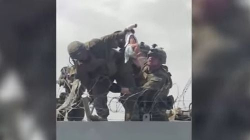 VIDEO Numeroşi copii pierduţi în haosul de la aeroportul din Kabul / O familie a luat în îngrijire un copil prins în sârma ghimpată