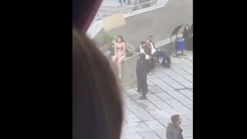 VIDEO Studentă din Iran, arestată după ce s-a dezbrăcat în campusul universitar în semn de protest