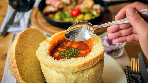 Primăria Sibiu pierde un proces cu patronii restaurantelor din oraș / Curtea de Apel Alba anulează regula locală „dacă ne dai în judecată, nu-ți mai dăm terasă”