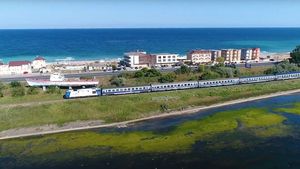 „Trenurile Soarelui” la CFR Călători: De vineri, 14 iunie, 30 de trenuri circulă circulă zilnic spre Litoral și Delta Dunării / Prima călătorie oficială cu trenul a ministrului Sorin Grindeanu