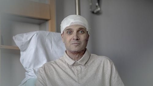 Adevărul: Medicul rănit în incendiul din Piatra Neamț care a fost rănit în timp ce scotea pacienți din foc, pus sub acuzare / Surse G4Media.ro: Medicul nu a fost pus sub învinuire, ci este persoană vătămată în dosar