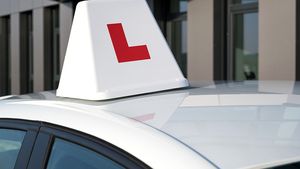 Se reiau testele de conducere în Anglia și Țara Galilor după aproape patru luni de pauză. Locurile la teste sunt ocupate până în august