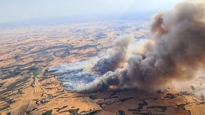Peste 18.000 de persoane, obligate să rămână în case din cauza unui incendiu în regiunea spaniolă Catalonia