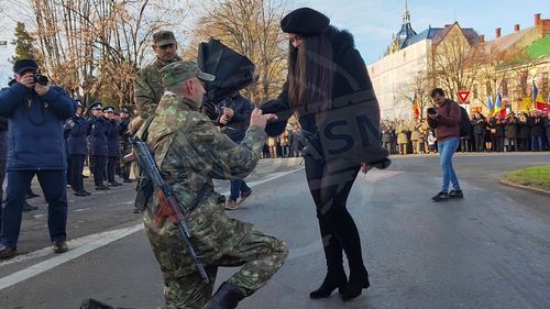 Un militar și-a cerut iubita în căsătorie la parada de 1 Decembrie, în Satu Mare