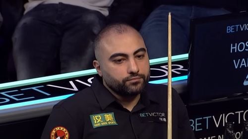 VIDEO A pierdut contra unui jucător în vârstă de 62 de ani, dar a reușit una dintre cele mai norocoase lovituri din snooker