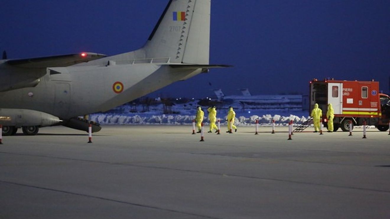 MAE a repatriat 277 de români rămași blocați în Italia, la Torino, cu două avioane charter