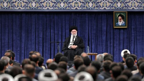 Ayatollahul Khamenei afirmă că revendicările economice ale iranienilor sunt „justificate”, dar protestatarii „trebuie să fie puși la locul lor”