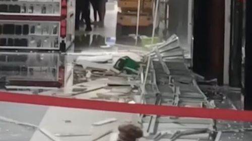Bucăţi din tavanul de rigips al unui mall din Sibiu s-au desprins şi au căzut / Verificări ale inspectorilor de la Protecţia Consumatorului