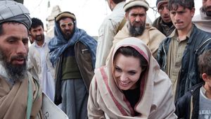 Scrisoarea unei tinere afgane, postată de Angelina Jolie pe Instagram: Înainte să vină talibanii, toţi aveam drepturi. Acum suntem din nou încarceraţi