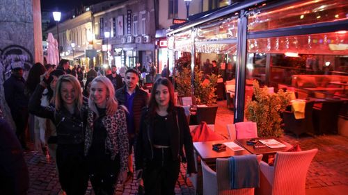 Patru suspecți, arestați preventiv după ce ar fi furat telefoanele unor turiști străini în Centrul Vechi, le-ar fi deblocat cu funcția de recunoaștere facială și le-ar fi furat banii din conturi. Pe un alt turist l-ar fi sechestrat 5 zile