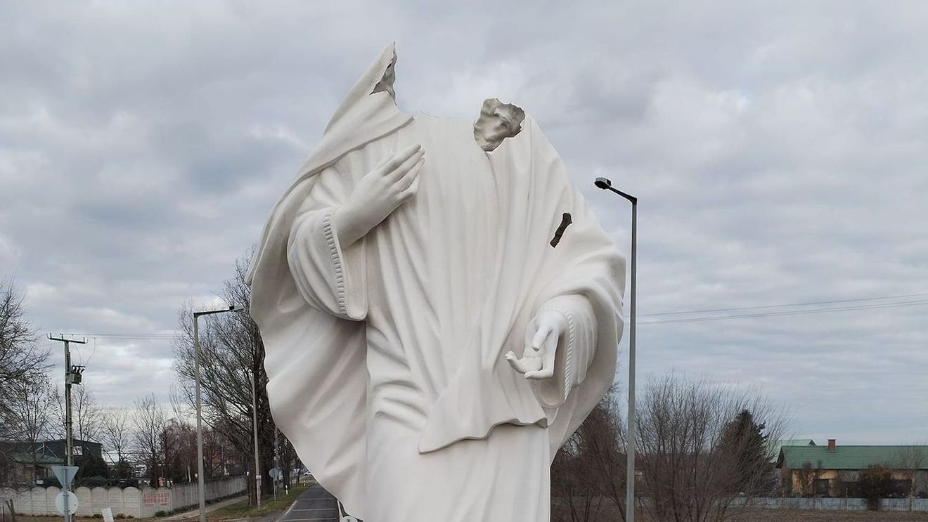 Publicație maghiară: Un român a decapitat statuia Maicii Domnului de la Dunavecse, din Ungaria