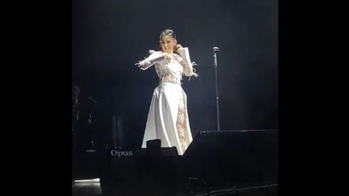 VIDEO Cântăreața turcă Melek Mosso și-a tăiat părul în timpul unui concert, în semn de susținere față de femeile din Iran