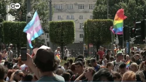 Mii de persoane au participat, sâmbătă, la Budapesta, la marșul anual Pride
