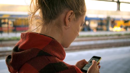 „Oamenii aleargă după un soi de «film» pe care-l au în minte” / Radiografia relațiilor online făcută de un psihoterapeut din Iași / „Aplicațiile de dating mercantilizează oamenii”
