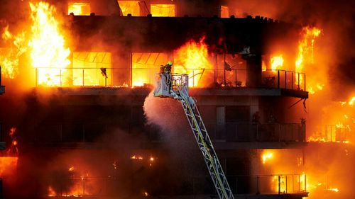 Două românce, mamă și fiică, de negăsit după incendiul din Valencia. O altă familie de români cere ajutor: "Nu avem nimic!"