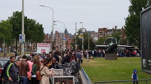 VIDEO Revoltă la ambasada României din Haga. Cetățenii au forțat intrarea după ora 21 pentru a vota/ A fost nevoie de intervenția forțelor de ordine