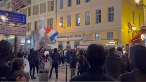 VIDEO Poliţia recurge la gaze lacrimogene la Nisa, pentru a-i dispersa pe suporteri/ Petarde aruncate la Paris în Piaţa Bastilia