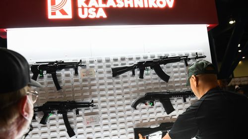 Kalashnikov începe producția puștii AK-308, un model compatibil NATO destinat pieței internaționale