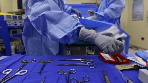 Formaţiune tumorală uterină de aproape 10 kilograme, extirpată de medicii de la Spitalul Județean Arad, de la o pacientă de 50 de ani