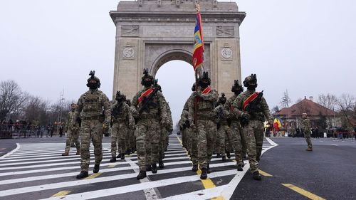 LIVE Ziua Națională: Parada militară de la Arcul de Triumf s-a încheiat la ora 12.00. Au participat Nicușor Dan, Traian Băsescu, Ilie Bolojan, Sorin Grindeanu / Marșuri separate ale suveraniștilor lui Călin Georgescu și George Simion la Alba Iulia. Susținătorii AUR scandează „Nicușor, demisia!”
