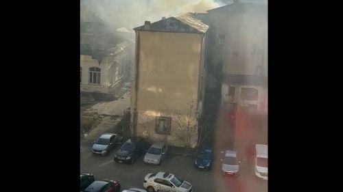 VIDEO Un incendiu a izbucnit în clădirea nefuncțională a liceului Timpuri Noi, din Sectorul 3 / Al doilea incendiu în 3 zile în curtea liceului