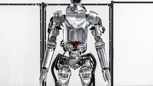 BMW se asociază cu producătorul de roboţi umanoizi Figure pentru a concura robotul Tesla în linia de producție