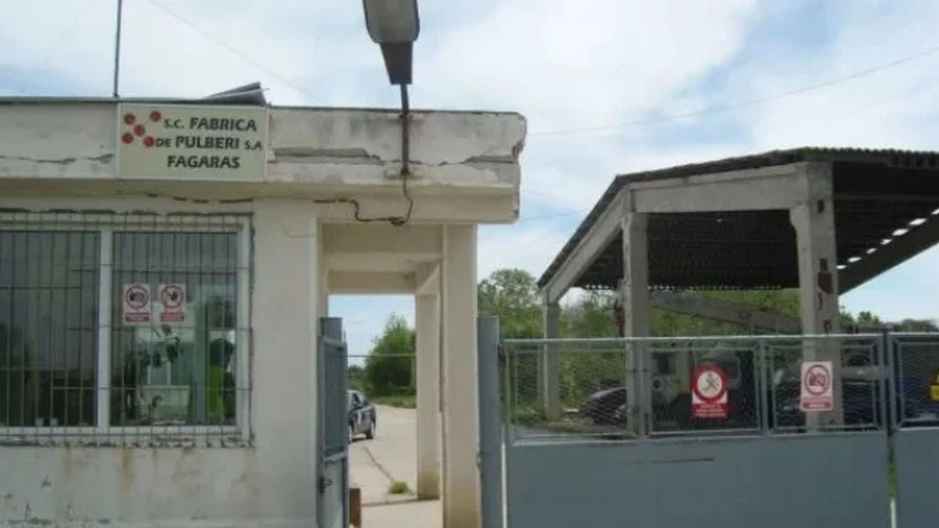 Proteste și tensiuni la Fabrica de Explozivi din Făgăraș: a treia zi în care e asigurarea urgentă a utilajelor / ”Noi producem exploziv (...) dar nici un salariat nu are grupa întâi de muncă”