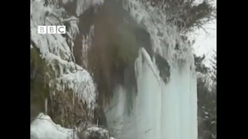 VIDEO Cascada cu apă termală de la Toplița a înghețat. Imagini spectaculoase, difuzate de BBC