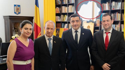 George Simion, fotografie oficială cu harta României Mari, simbol al revizionismului istoric