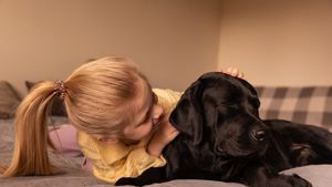 Dă-i voie câinelui să doarmă cu tine. Animalul de companie e o „barieră” împotriva bolilor, potrivit ultimelor studii științifice