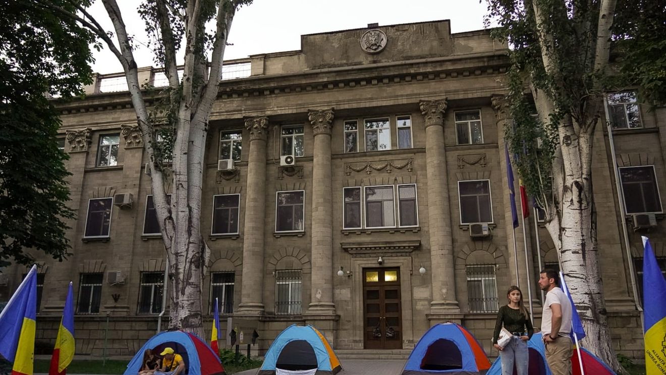AUR face show politic la Chișinău: a instalat corturi în semn de protest în fața SIS, serviciul special de informații al Republicii Moldova