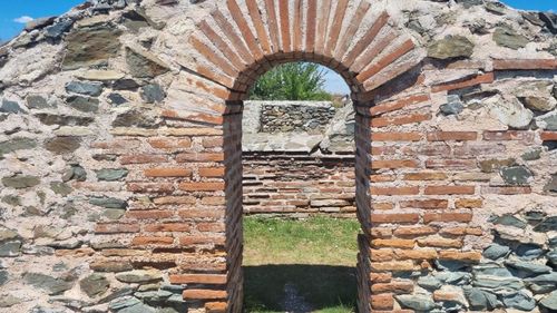 FOTO Cel mai vechi oraș atestat în România: Cum ajungi la Cetatea Histria și ce poți să faci în zonă/ O biserică îngropată de pe vremea otomanilor, cherhanale și o plajă sălbatică sau o masă lipovenească