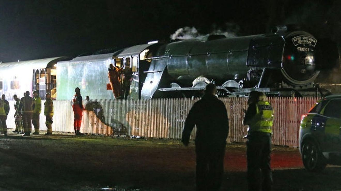 Două trenuri s-au ciocnit într-o gară din Scoţia, mai mulţi răniţi /  Unul din trenuri era tras de o locomotivă cu aburi veche de un secol restaurată anul trecut