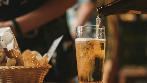 Aproape jumătate dintre români beau bere la masa de Paște, arată un studiu de specialitate / De ce o aleg românii