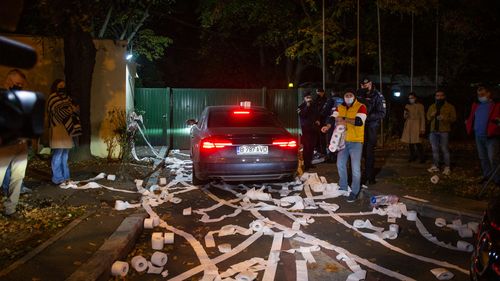 LIVE VIDEO / FOTO Protest cu hârtie igienică la sediul PNL: Marian Ceaușescu și alți protestatari au aruncat suluri de hârtie pe mașinile liberalilor veniți la Vila Lac și au afișat un banner cu mesajul „Trădătorilor”