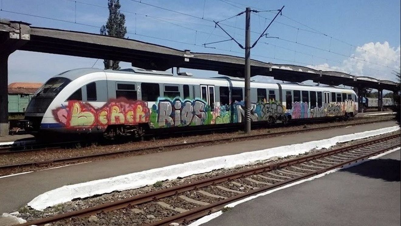 Descinderi ale poliţiştilor de la Transporturi la patru tineri din Cluj și Oradea care au desenat graffiti pe vagoanele unor trenuri