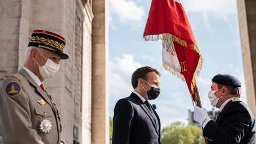 Tânărul care l-a pălmuit pe Macron, condamnat la 18 luni de închisoare, dintre care patru cu executare