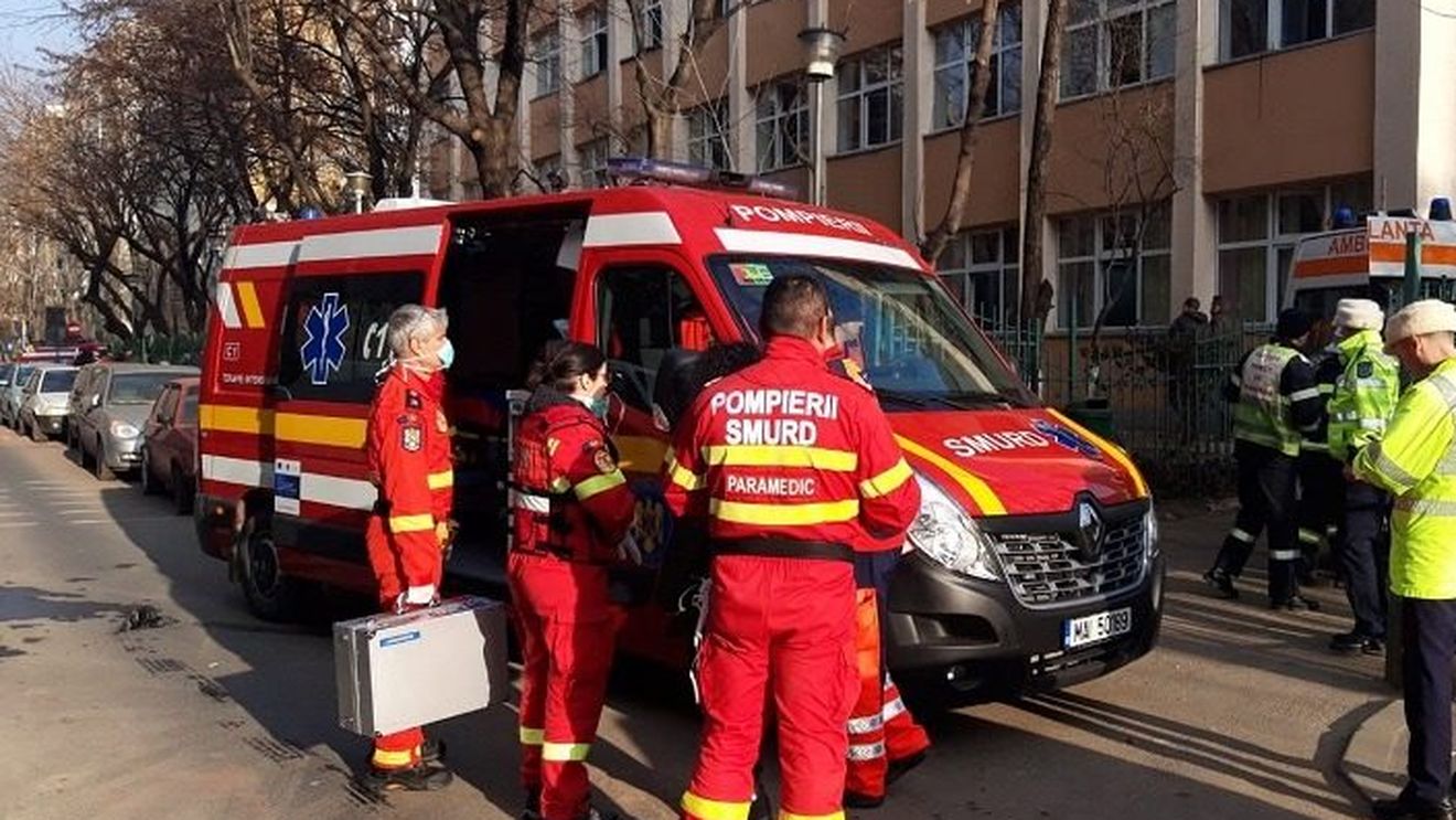 Zeci de ploieșteni, evacuați dintr-un bloc din cauza mirosului puternic de gaze. Sursa emanațiilor nu a fost încă stabilită