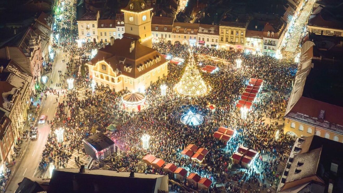 38.000 de euro, cea mai mare sumă plătită de un comerciant pentru o căsuță în Târgul de Crăciun din Brașov / Primăria a obținut 2 milioane de lei din închirierea standurilor