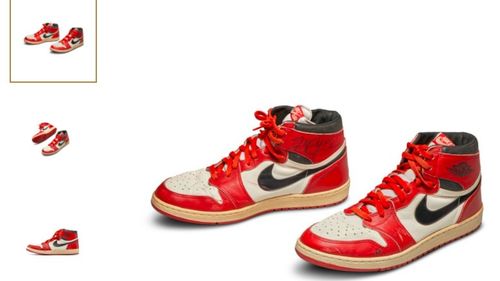 O pereche de pantofi sport purtați de Michael Jordan, vândută la licitație cu aproape 1,5 milioane de dolari