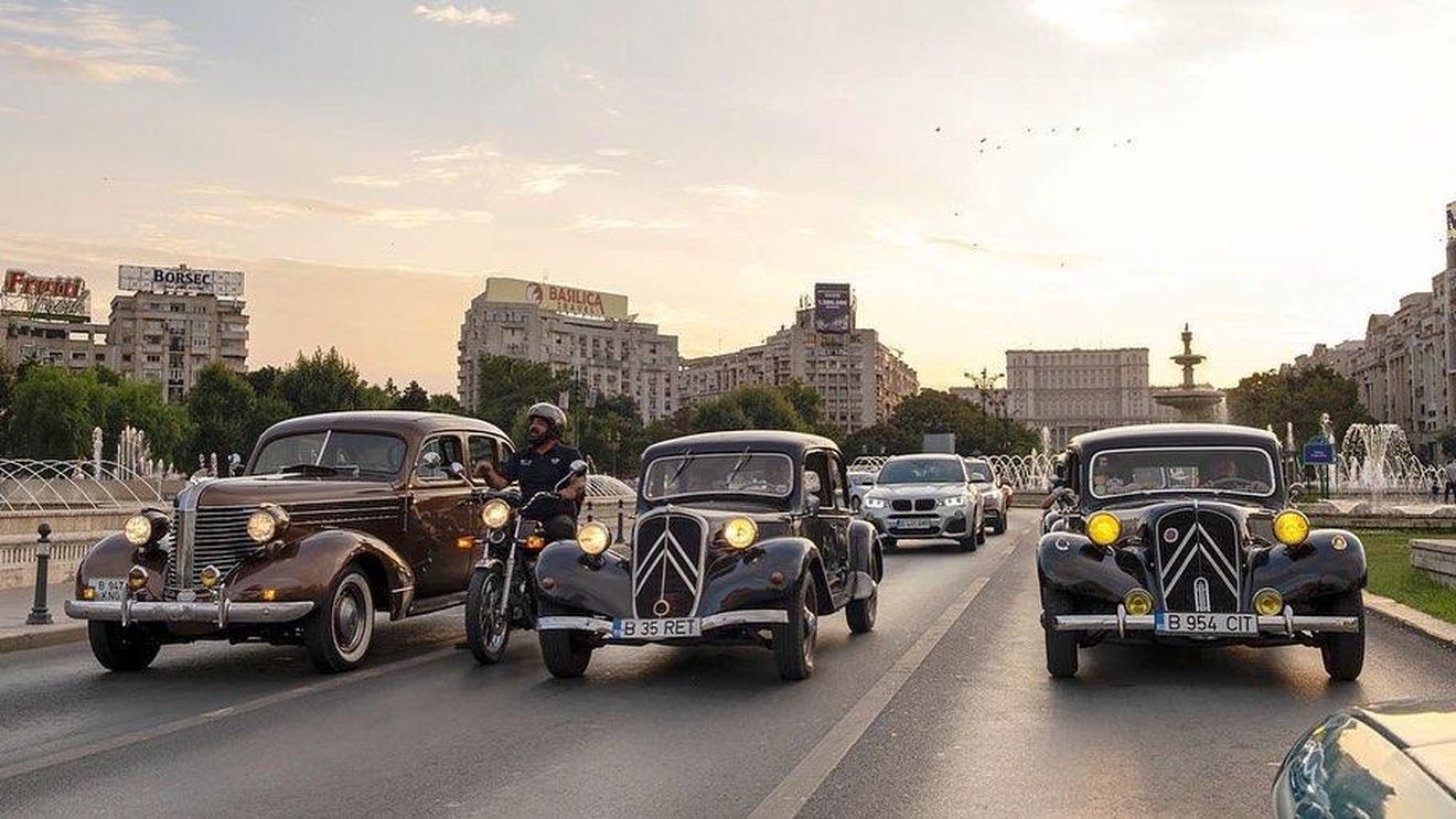 Maşini de epocă şi automobile fabricate în România, prezentate publicului pasionat în oraşul Baia Sprie