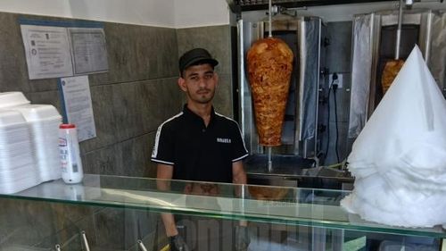 Un afgan care a crescut la Centrul de Azil de la Rădăuți și-a deschis propria afacere, un fast-food / El a ajuns singur în România când era minor / ”A avut curajul să spere, să învețe, să muncească și să reușească”