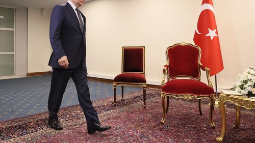 VIDEO Vladimir Putin, lăsat de Erdogan să aștepte în fața camerelor de filmat