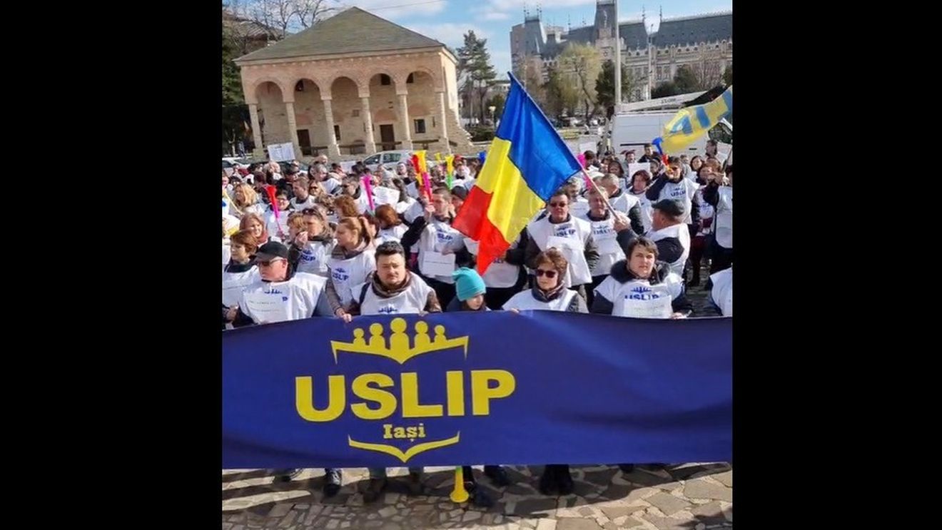 Iaşi: 300 de sindicalişti din învăţământ au protestat în faţa Prefecturii, cerând salarii mai mari