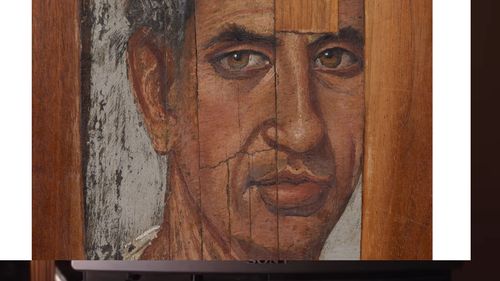 Un portret surprinzător al unei mumii de acum 2000 de ani, scos la vânzare la New York/ Chipul are trăsături moderne