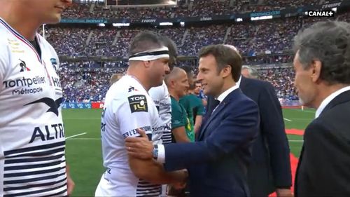 Președintele Emmanuel Macron primește o cerere de pașaport francez de la un jucător de rugby la finala campionatului Franței