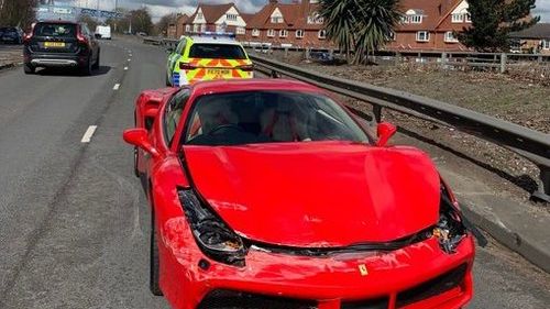 Un britanic și-a cumpărat un Ferrari, iar după 3 kilometri a făcut accident